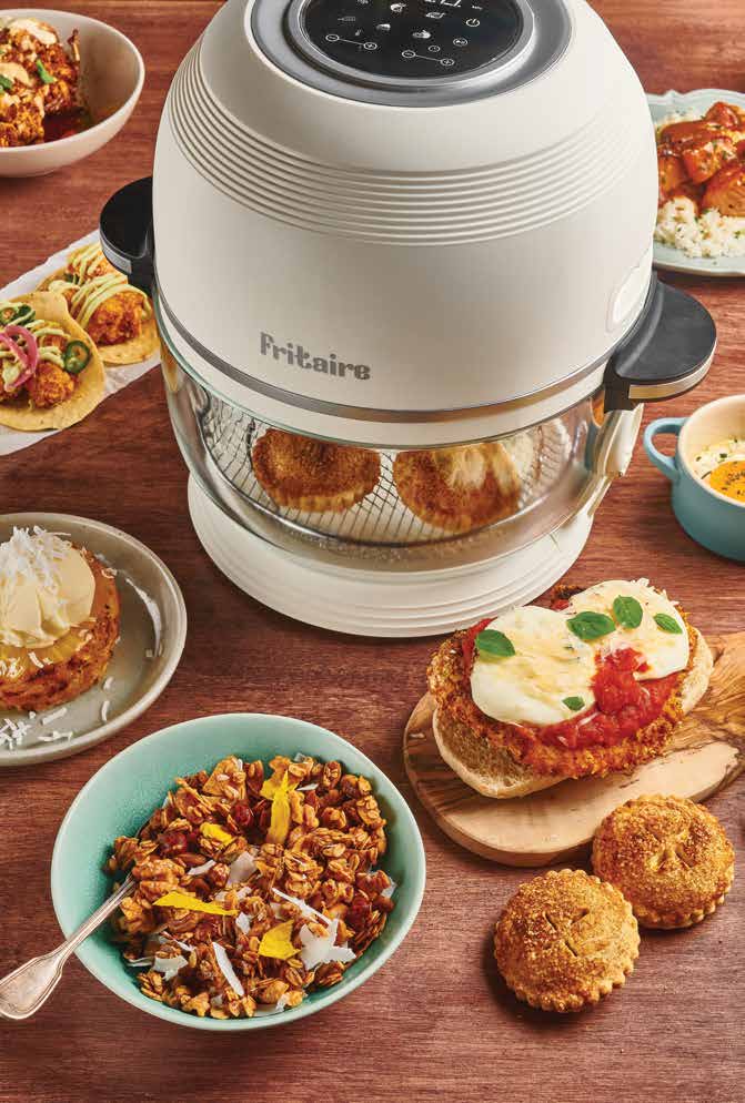 Fritaires kokbok: vit Fritaire airfryer omgiven av granola, tacos, kycklingsmörgås och minipajer